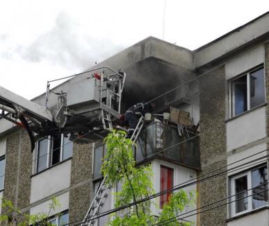 O întreagă scară de bloc în panică, după ce un apartament de la etajul 4 a luat foc (FOTO)